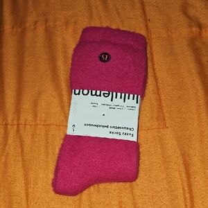 Lululemon NwtsFuzzy Cree Length Socks! 1 Pack Sz Large. BRML-Berry Rumble!